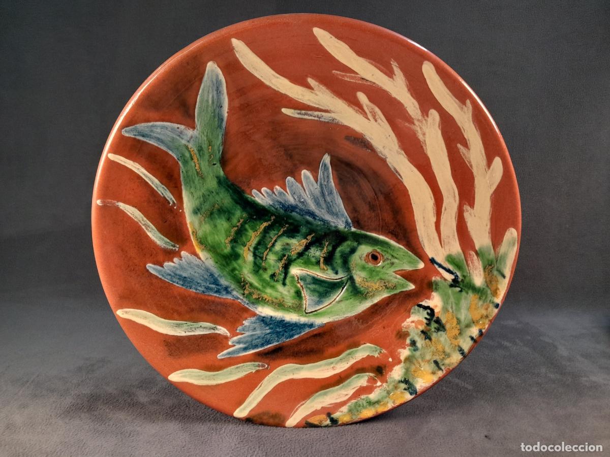 Antiguidades: PLATO DECORATIVO HONDO DE CER&Aacute;MICA PINTADA A MANO. LA BISBAL, MEDIADOS S. XX. 31 CM.