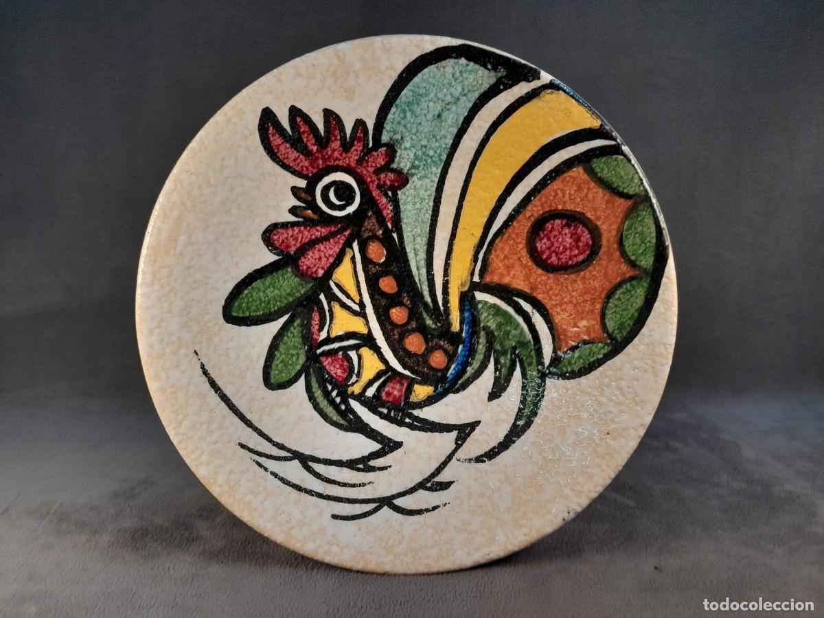 Antiguidades: PLATO DECORATIVO DE CER&Aacute;MICA PINTADA A MANO. LA BISBAL, MEDIADOS S. XX. 33 CM.