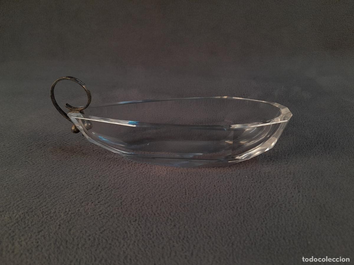 Antiquit&auml;ten: RECIPIENTE DE SERVICIO EN CRISTAL TALLADO CON ASA DE PLATA. MEDIADOS S. XX.