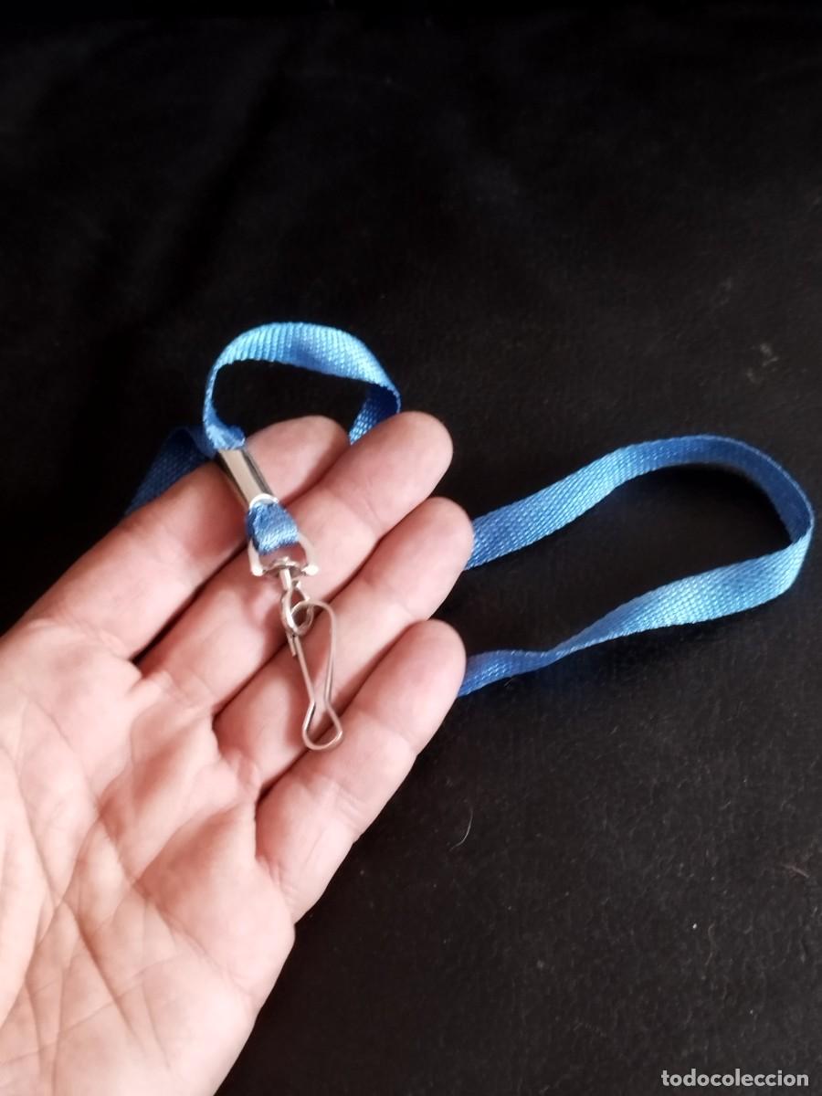 Antig&uuml;edades: Cinta de color azul para colgar, con peque&ntilde;o mosquet&oacute;n.