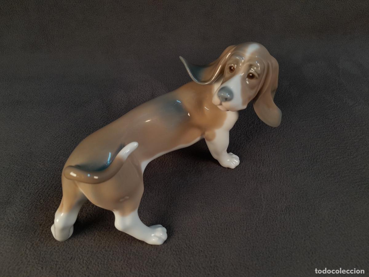 Antiguidades: FIGURA EN PORCELANA ESMALTADA DE PERRO BASSET HOUND DE LLADR&Oacute;.SIGLO XX.