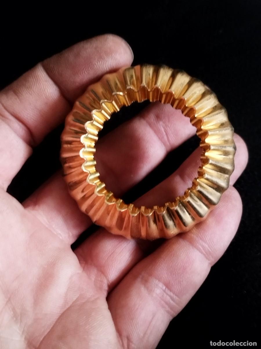 Antig&uuml;edades: Adorno de metal dorado a identificar.