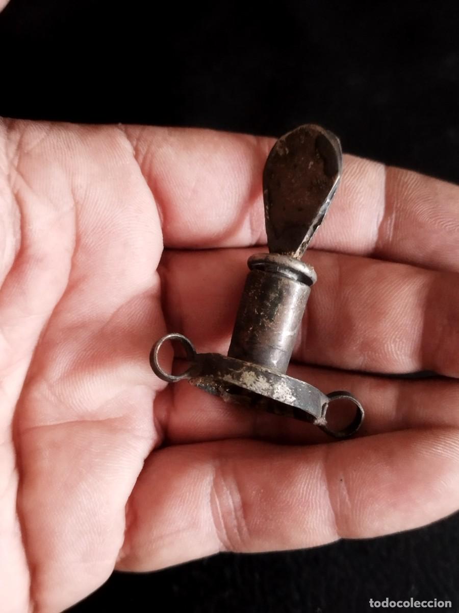 Antig&uuml;edades: Antigua pieza tipo tap&oacute;n de metal a identificar.