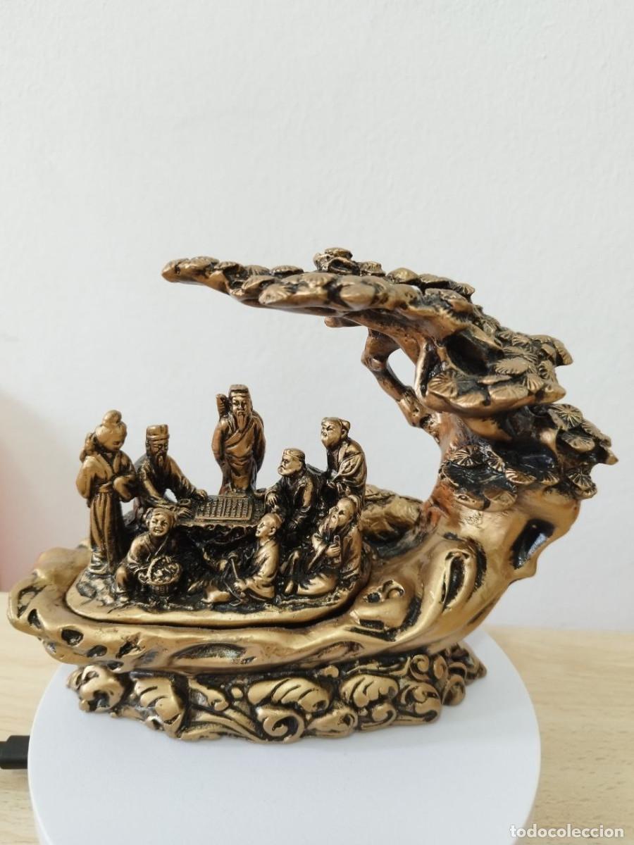 Antig&uuml;edades: &Aacute;rbol de resina con los 8 sabios inmortales chinos. Macizo terminaci&oacute;n dorado Altura aproximada 13