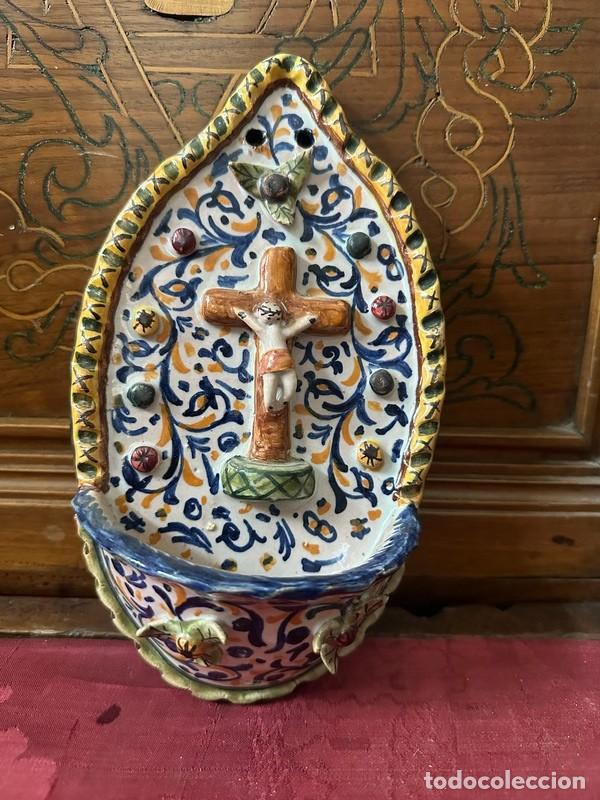 Antig&uuml;edades: BENDITERA EN CER&Aacute;MICA DECORADA MANO - CRUCIFIJO - CER&Aacute;MICA TALAVERA