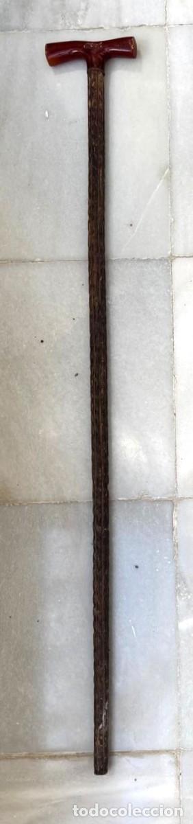 Antig&uuml;edades: BASTON DE MADERA LABRADA CON EMPU&Ntilde;ADURA CLASICA DE MATERIAL SINTETICO. BASTON-22