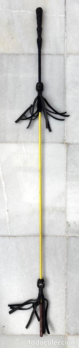 Antig&uuml;edades: VARA GITANA O CACHABA DE MATERIAL SINTETICO AMARILLO FORRADO Y TERMINACION DE HIERRO. BASTON-28
