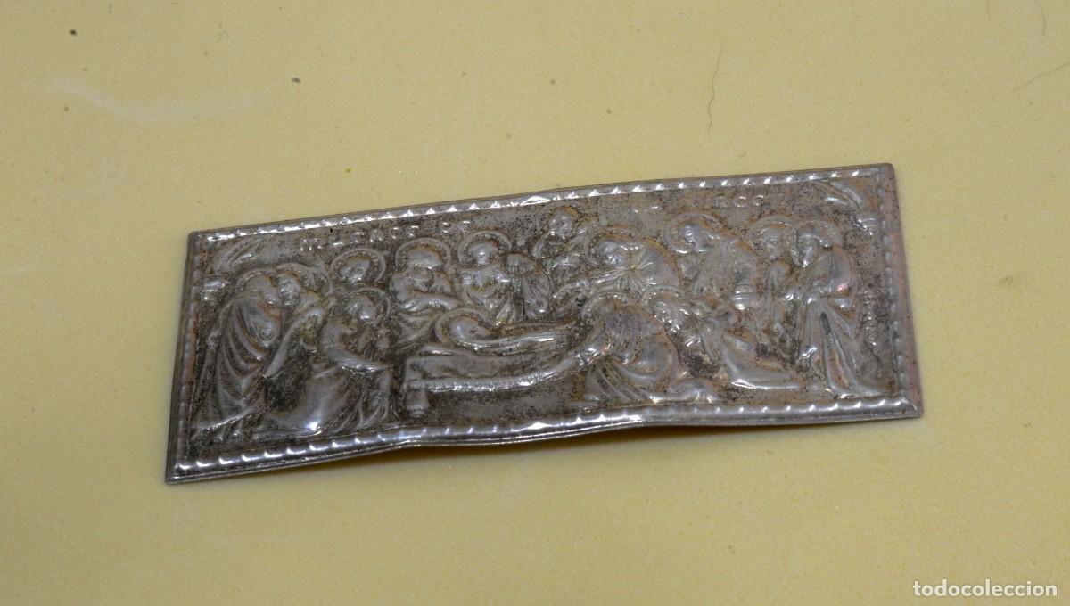 Antig&uuml;edades: Plaquita en metal plateado, relieve muerte de la Virgen
