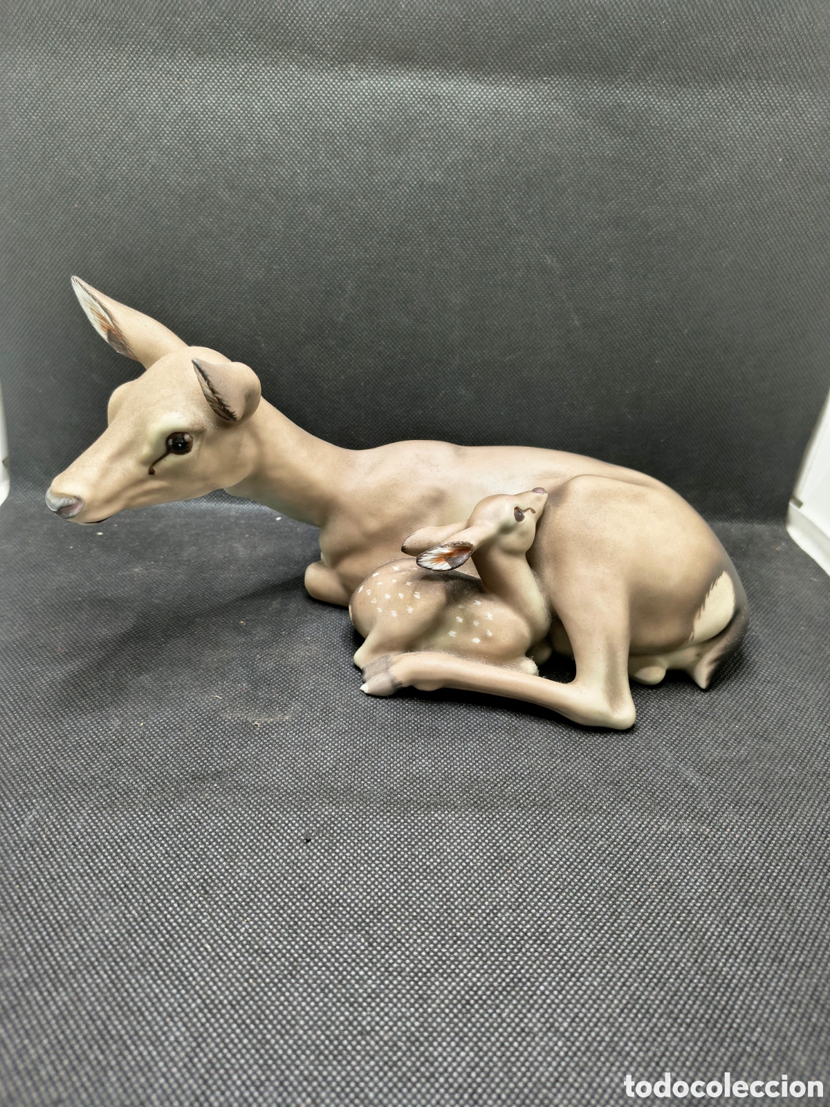 Antig&uuml;edades: Figura porcelana &rdquo;Cierva con su cr&iacute;a&rdquo; firmado C. Martinu