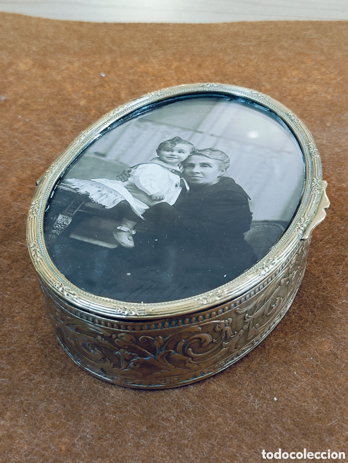 Antig&uuml;edades: ANTIGUA CAJA , JOYERO DE BRONCE CON PORTAFOTOS . INTERIOR RECUBIERTO EN TERCIOPELO . SIGLO XIX