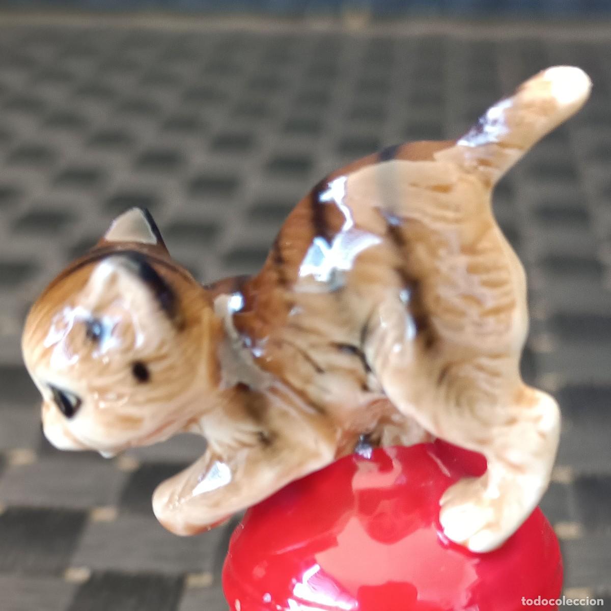 Antig&uuml;edades: FIGURA PORCELANA GATO EN CUBO