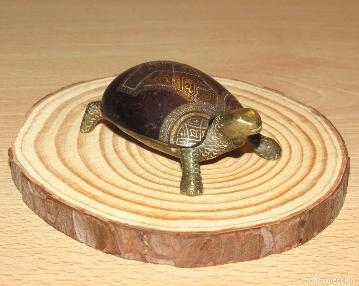 Antig&uuml;edades: Antigua tortuga miniatura metal bronce dorado y damasquinado artesanal principios de siglo XX