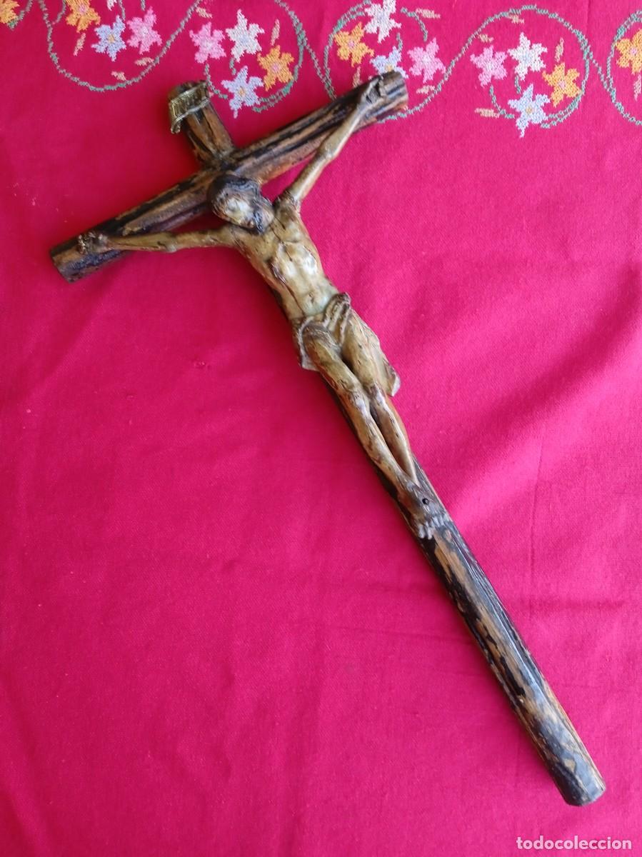 Antig&uuml;edades: Crucifijo antiguo de altar de madera tallada estilo colonial