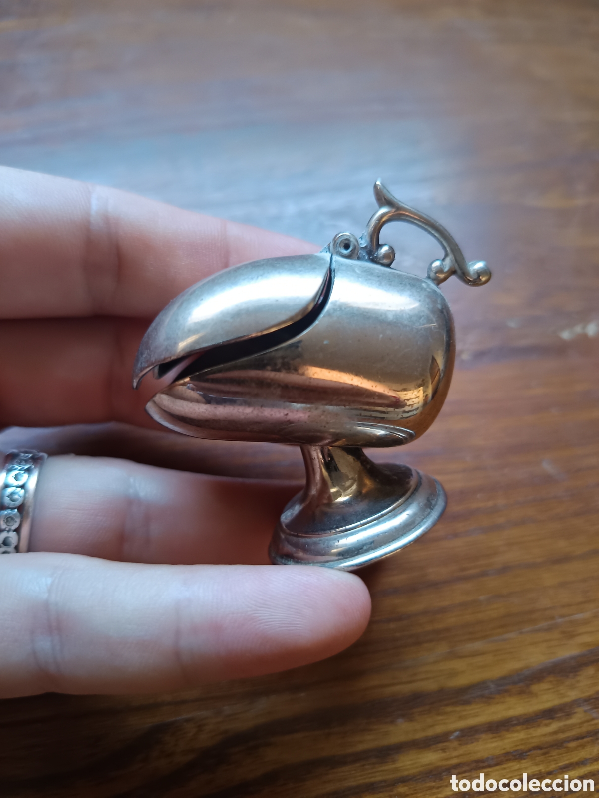 Antig&uuml;edades: Cenicero de viaje en metal vintage