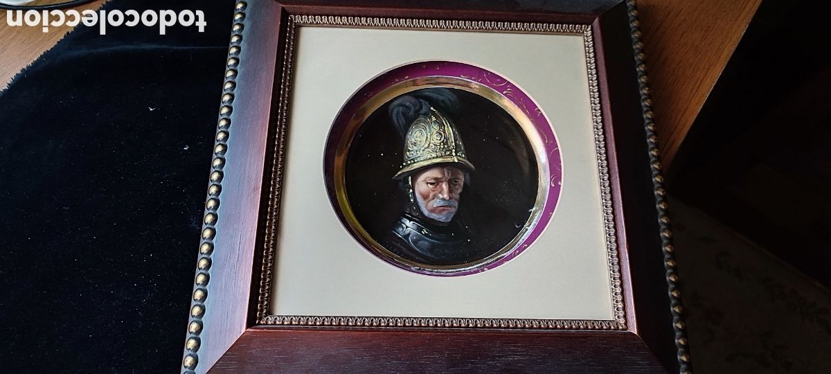Antig&uuml;edades: Cuadro con plato colgante de porcelana del siglo XIX El hombre del casco de oro de Rembrant
