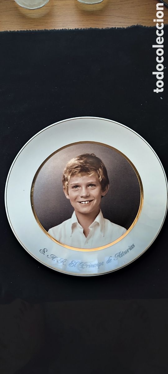 Antig&uuml;edades: Plato de porcelana San Claudio de Oviedo con retrato del Pr&iacute;ncipe Felipe de Asturias