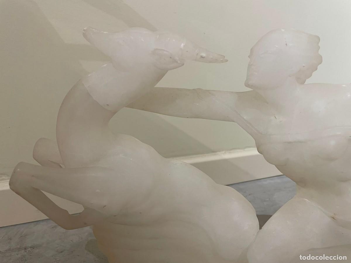 Antiguidades: Escultura Art D&eacute;co en m&aacute;rmol blanco que representa a Diana cazadora, a&ntilde;os 30-40.