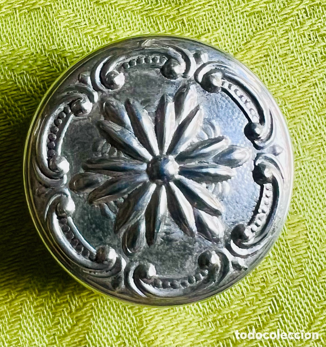 Antig&uuml;edades: Bonito pastillero/cajita en Plata de Ley 915 mls