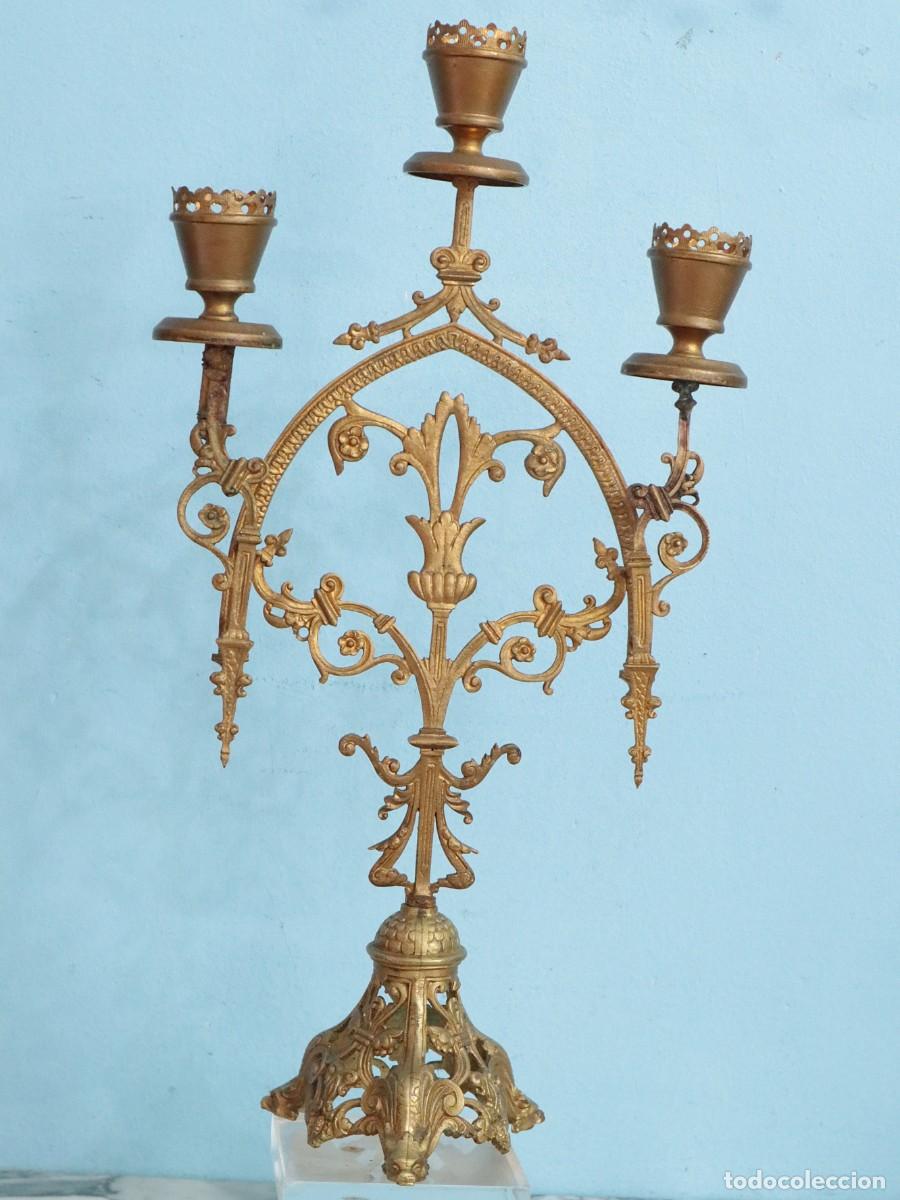 Antig&uuml;edades: Candelabro de altar elaborado en bronce dorado. Pps. S. XX. Mide 46 cm de altura.