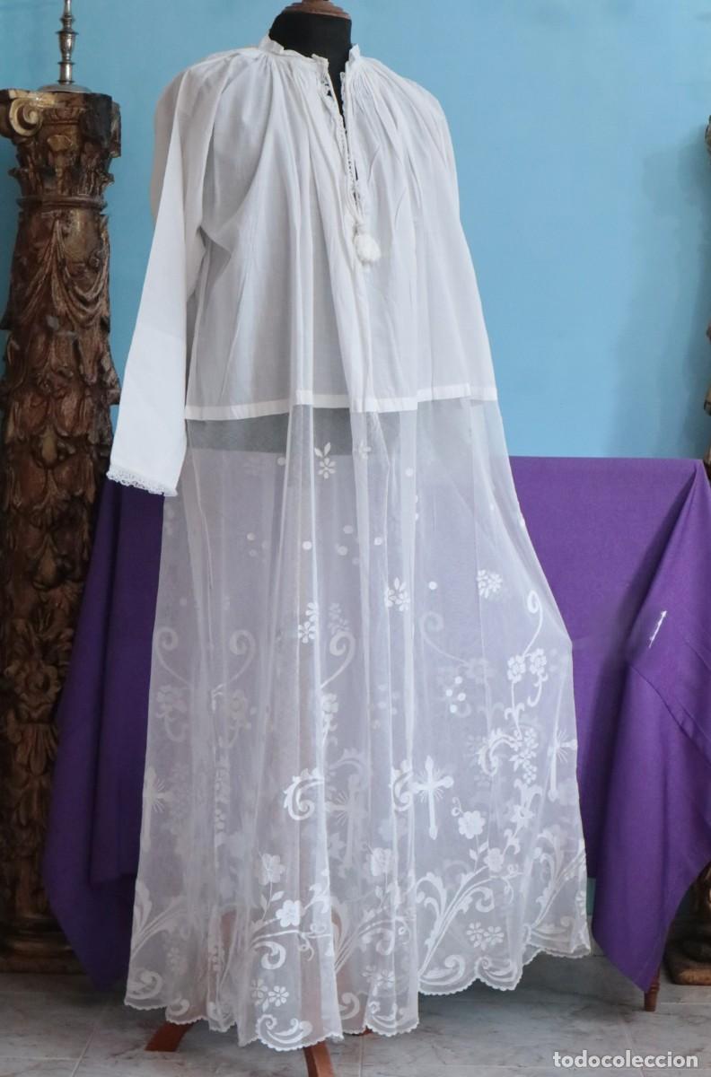 Antig&uuml;edades: Liviana alba confeccionada en hilo de lino y encajes manuales con motivos religiosos. Pps. S XX