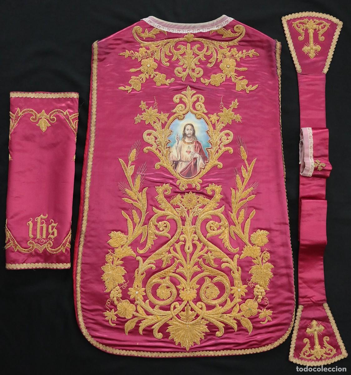 Antig&uuml;edades: Magn&iacute;fica casulla y complementos confeccionados en seda bordada con hilo de oro. Pps. S. XX.