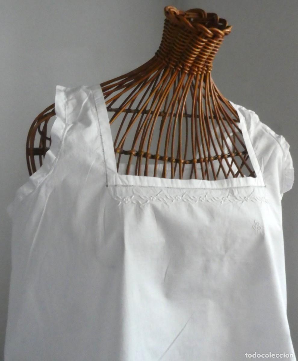 Antig&uuml;edades: ANTIGUO CAMIS&Oacute;N DE ALGOD&Oacute;N CON BORDADOS Y VAINICAS -INICIALES J.S. Y PPIO.S.XX