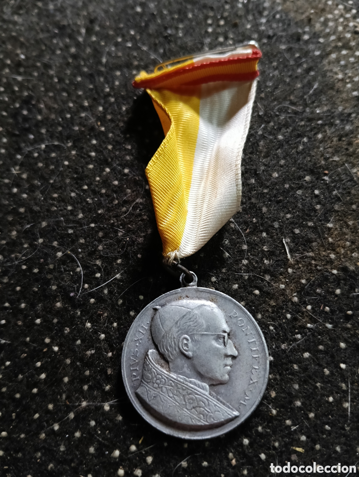 Antig&uuml;edades: ANTIGUA MEDALLA, CINTA ORIGINAL VATICANO Y BANDERA ESPA&Ntilde;OLA ,1951, BARCELONA, A&Ntilde;O JUBILAR, BARCELONA