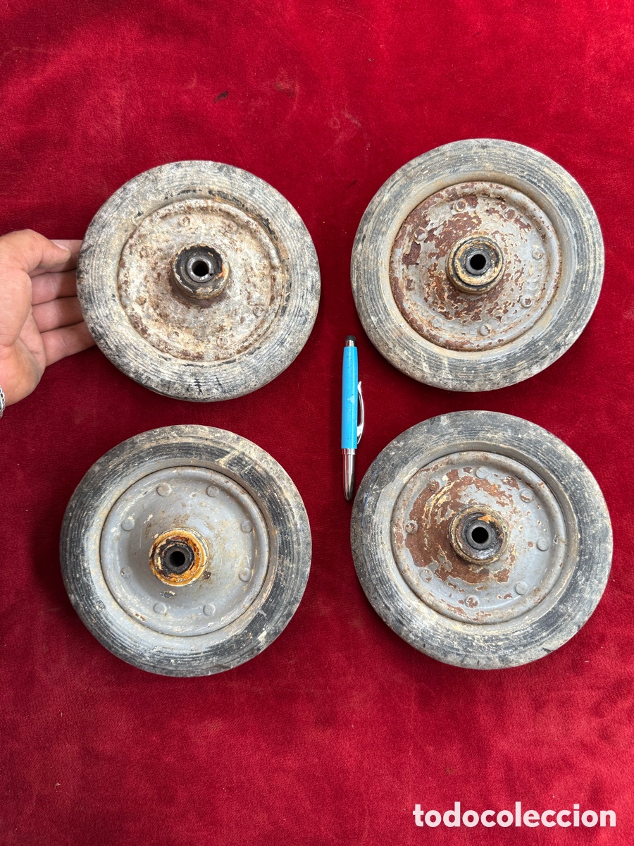 Antig&uuml;edades: Juego de 4 ruedas de coche de pedales a&ntilde;os 40