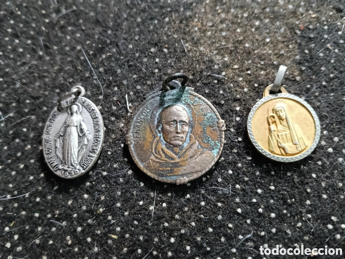 Antig&uuml;edades: Tres medallas, San Francisco de As&iacute;s, Medalla Milagrosa y Santa Odilia en metal