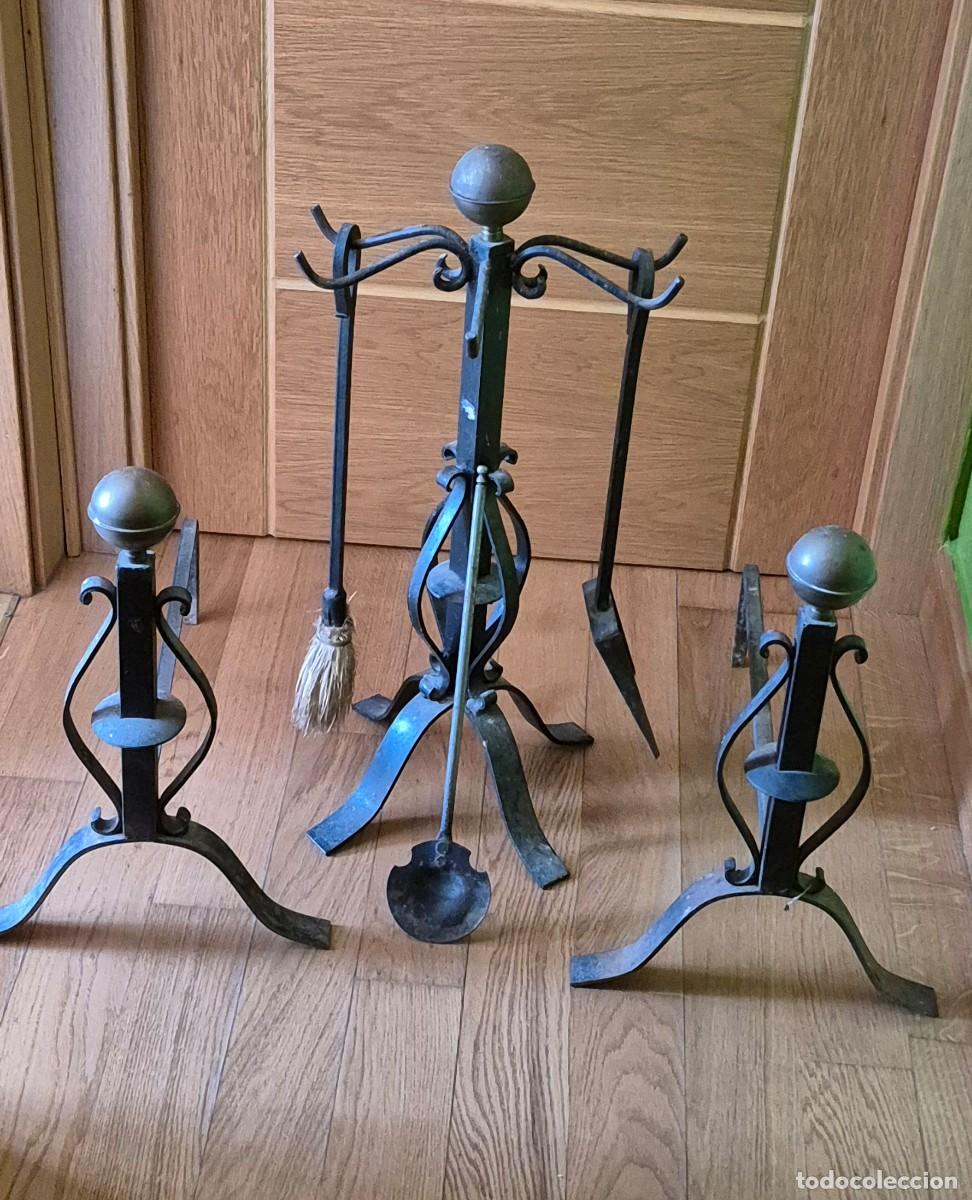 Antig&uuml;edades: MORILLOS METALICOS Y UTILES A JUEGO DE CHIMENEA