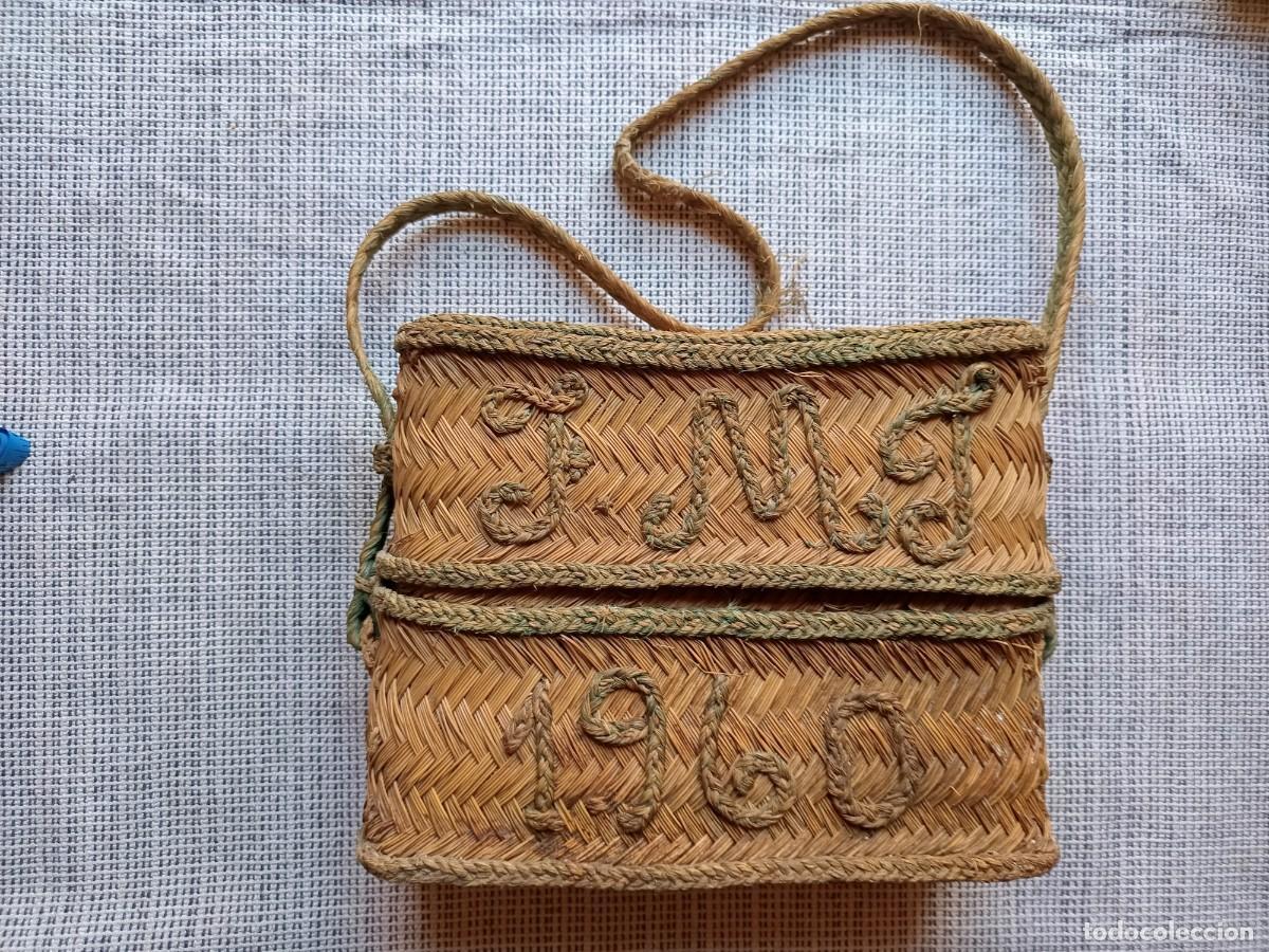 Antig&uuml;edades: Antiguo zurr&oacute;n, capacho, cesta de esparto 1960