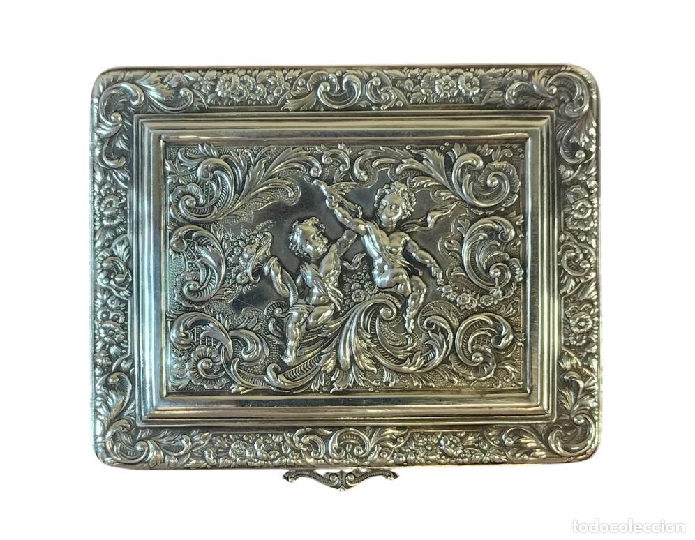 Antig&uuml;edades: PEQUE&Ntilde;A CAJA DE PLATA CON PUTTI Y MOTIVOS VEGETALES. PLATA PUNZONADA Y CINCELADA. EUROPA. XIX.