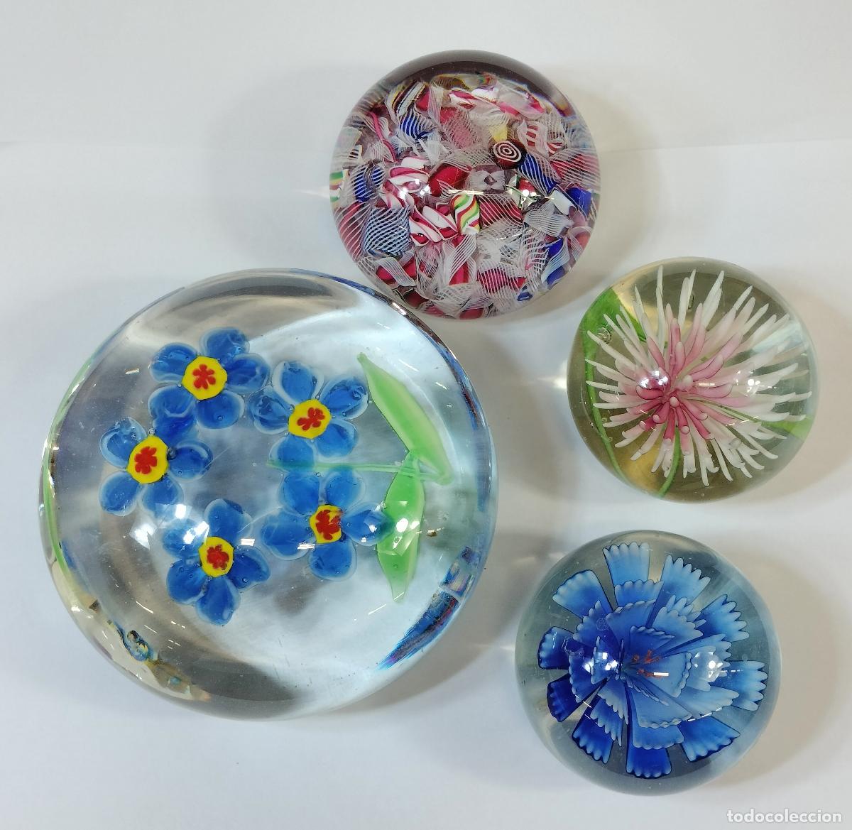Antig&uuml;edades: LOTE DE CUATRO PISAPAPELES DE ESTILO MILLEFIORI Y LAMPWORK. VIDRIO. EUROPA. SIGLO XX.