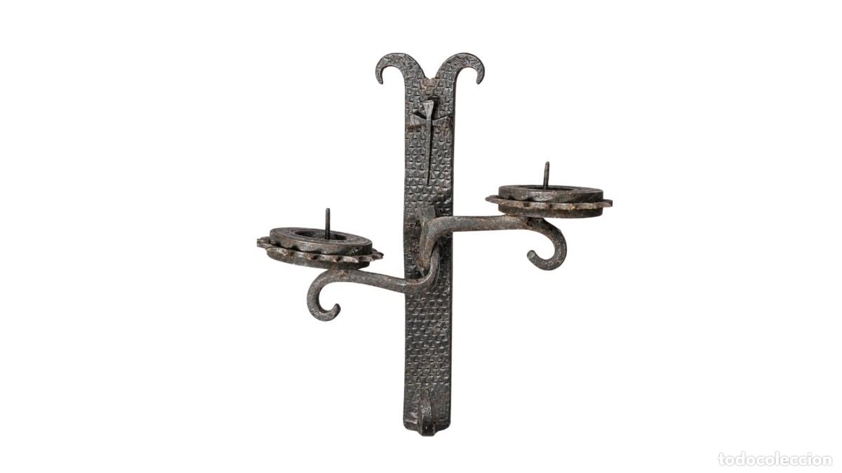 Antiguidades: CANDELABRO PARED DOS BRAZOS &middot; HIERRO FORJADO ARTESANAL &middot; REPUJADO EN ROMBOS &middot; SIGLOS XVIII/XIX