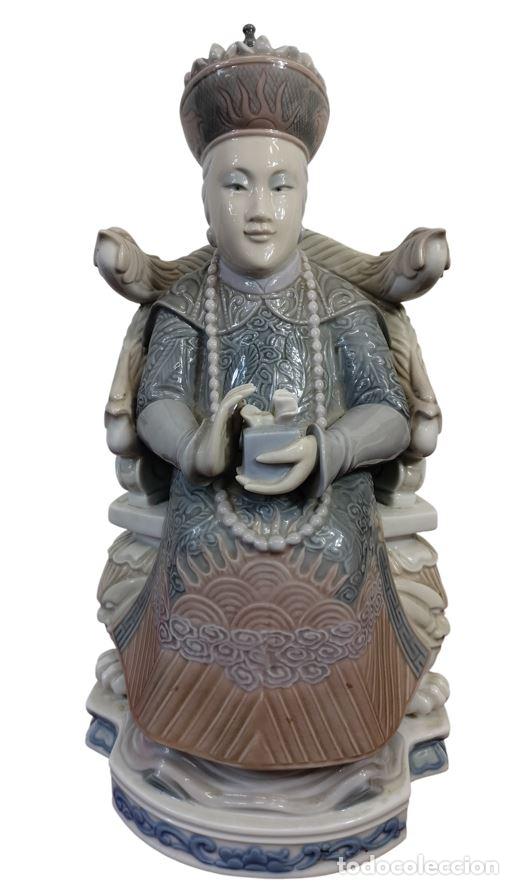 Antig&uuml;edades: DAMA NOBLE CHINA EN UN TRONO. MODELO 4916. PORCELANA DE LLADR&Oacute;. ESPA&Ntilde;A. CIRCA 1970.