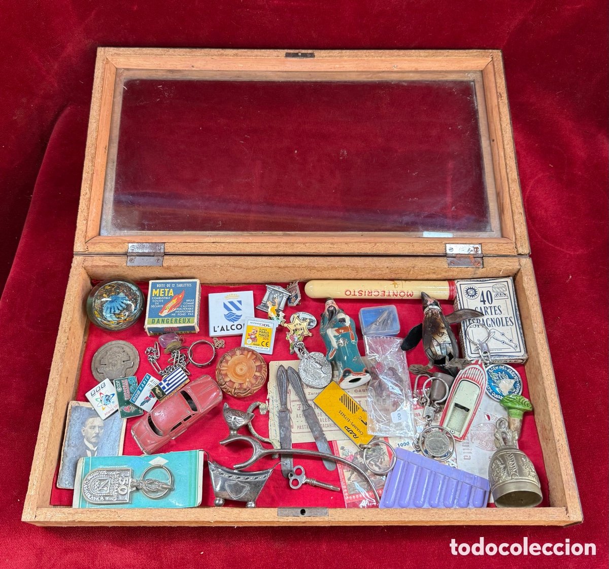Antig&uuml;edades: Vitrina con gran cantidad de objetos antiguos peque&ntilde;os!