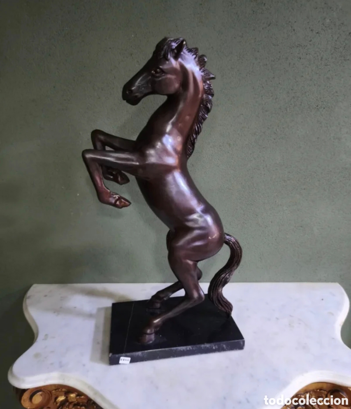 Antig&uuml;edades: Escultura de bronce caballo en corveta