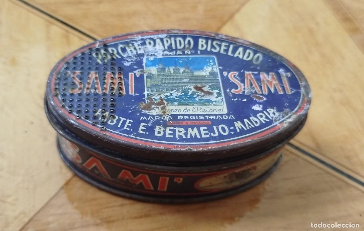 Antig&uuml;edades: Caja met&aacute;lica parches Sami