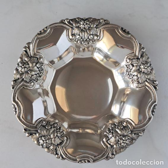 Antig&uuml;edades: Bandeja plateada repujada con decoraci&oacute;n floral 28cm