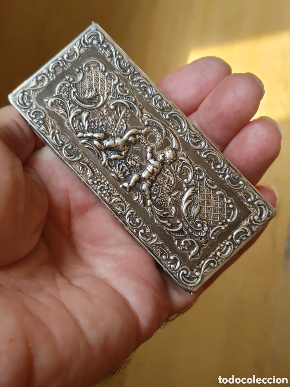 Antig&uuml;edades: Cajita en plata punzonada.