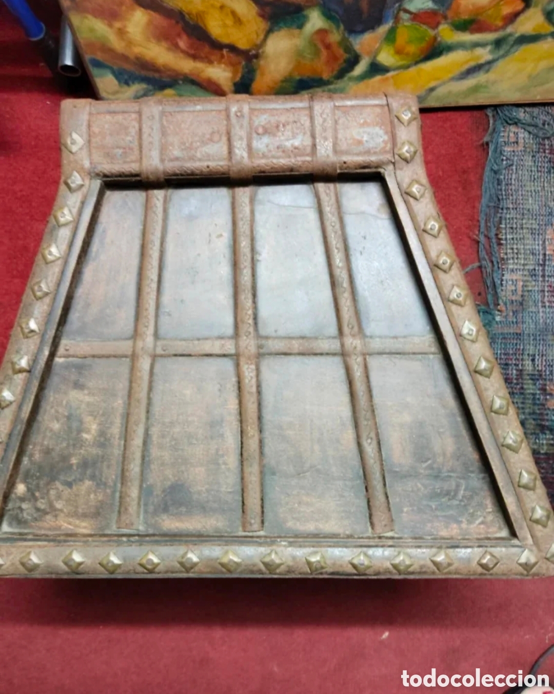 Antig&uuml;edades: una mesa r&uacute;stica de estilo Wabi-Sabi fabricada a partir del tablero de un antiguo