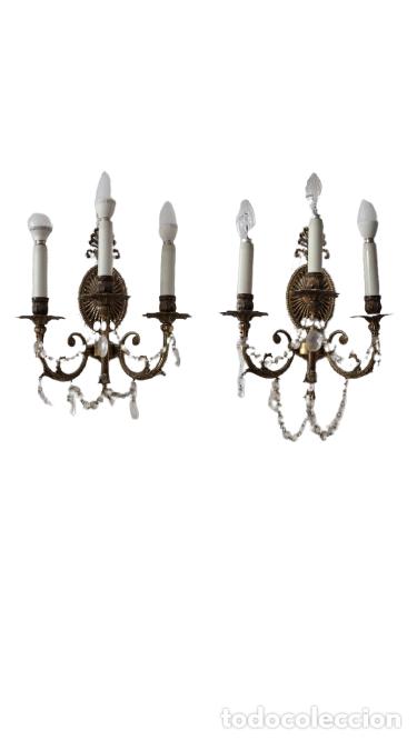 Antig&uuml;edades: Pareja de Apliques Estilo Luis XVI, Francia - 3 Luces - Bronce Cincelado con Lagrimas de Cristal
