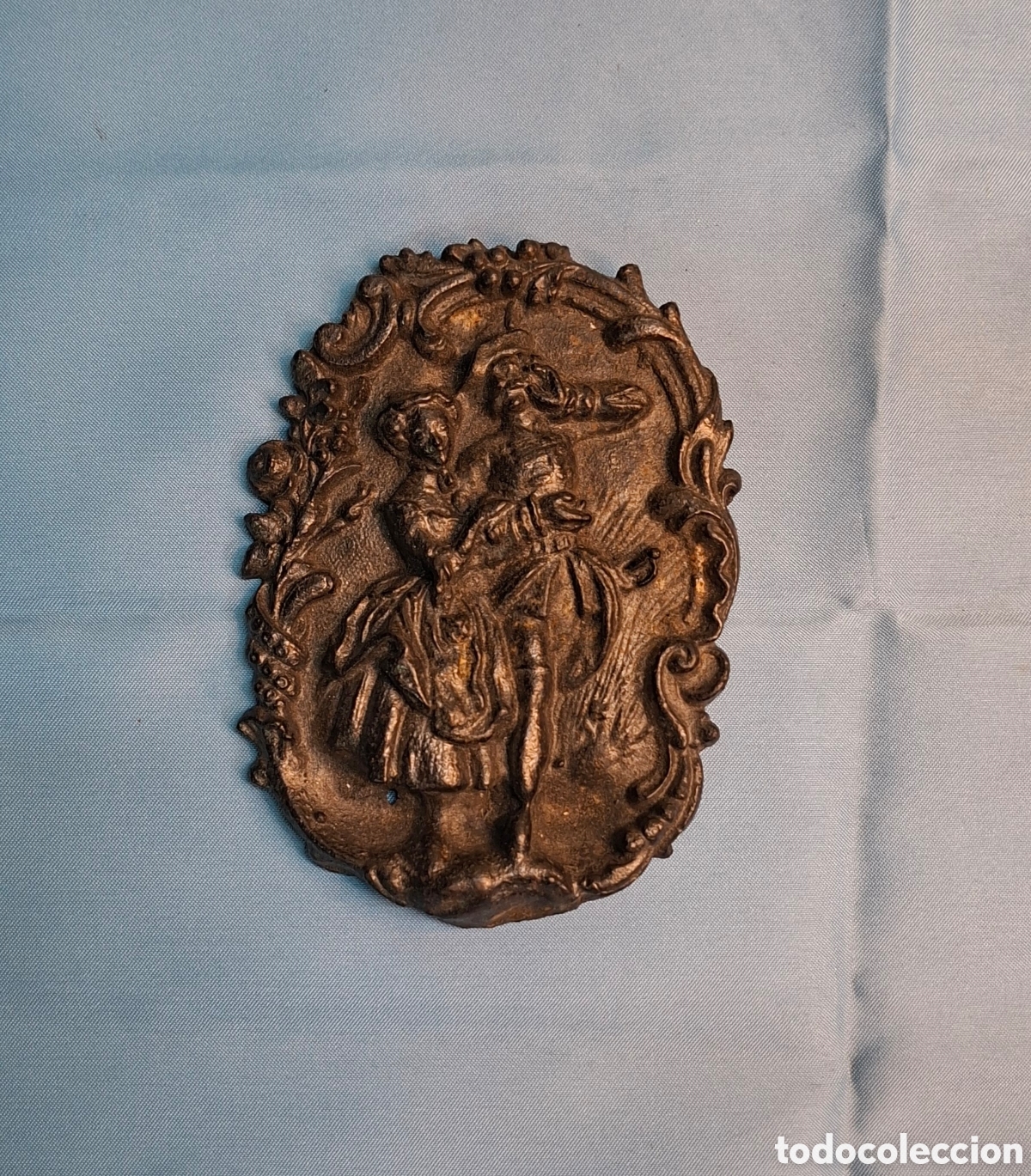 Antig&uuml;edades: Placa de hierro fundido con escena rom&aacute;ntica &ndash; Siglo XIX