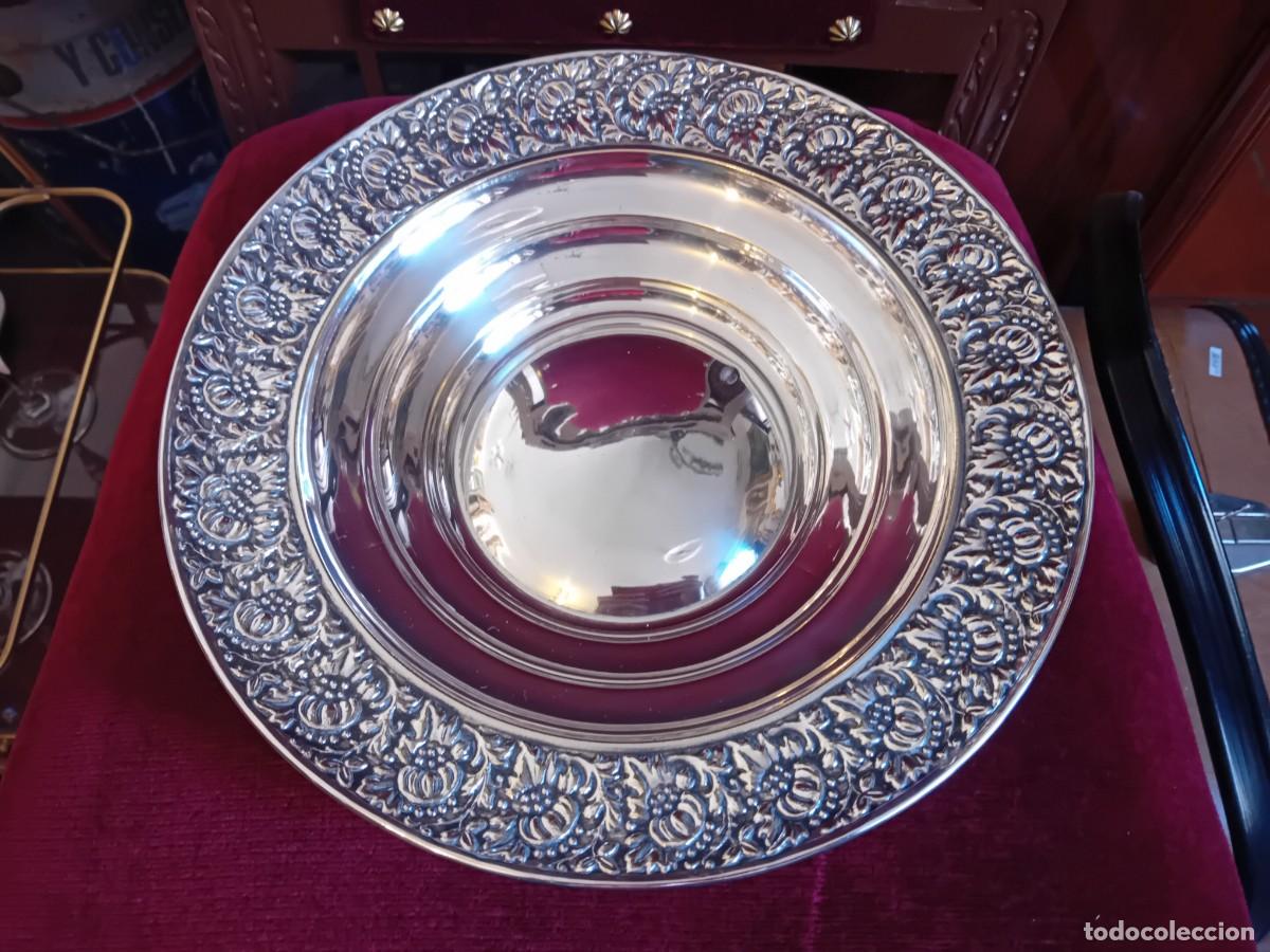 Antig&uuml;edades: Bandeja de cobre plateado con greca floral d&eacute;cada de los 30/40
