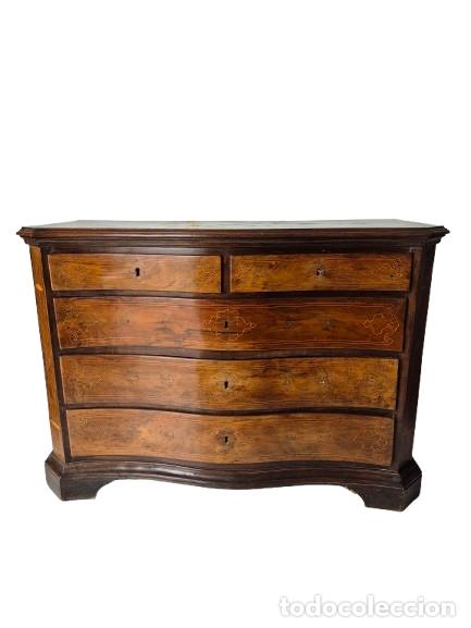 Antig&uuml;edades: C&oacute;moda Catalana Abombada - Madera de Nogal y Marqueter&iacute;a - S. XVIII