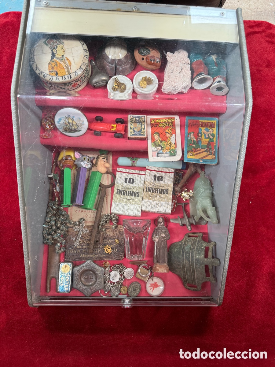 Antig&uuml;edades: Vitrina con gran cantidad de objetos antiguos peque&ntilde;os!