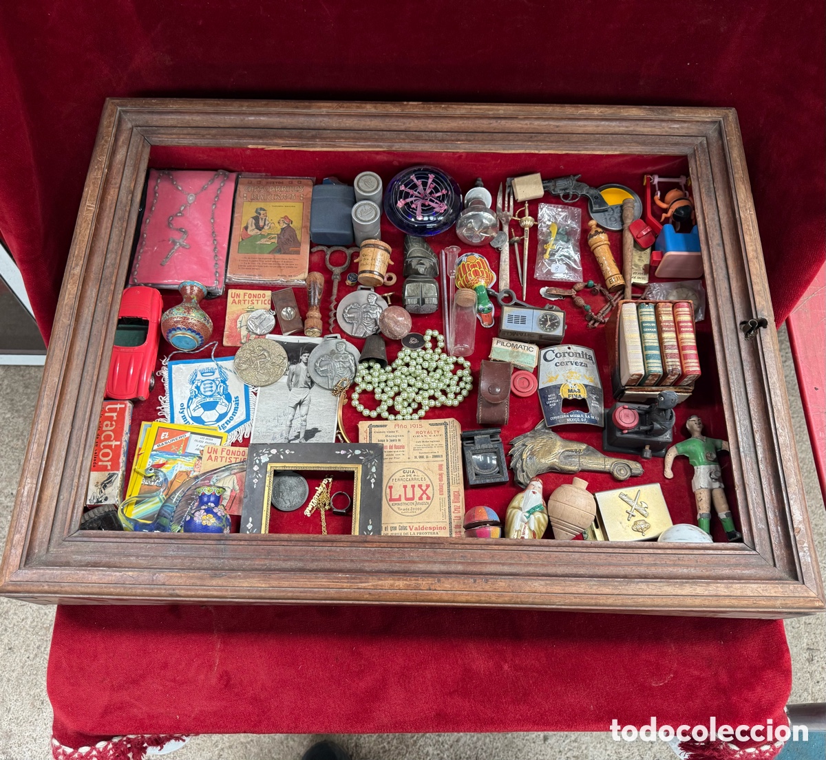 Antig&uuml;edades: Antigua y gran vitrina con gran lote de antiguedade!