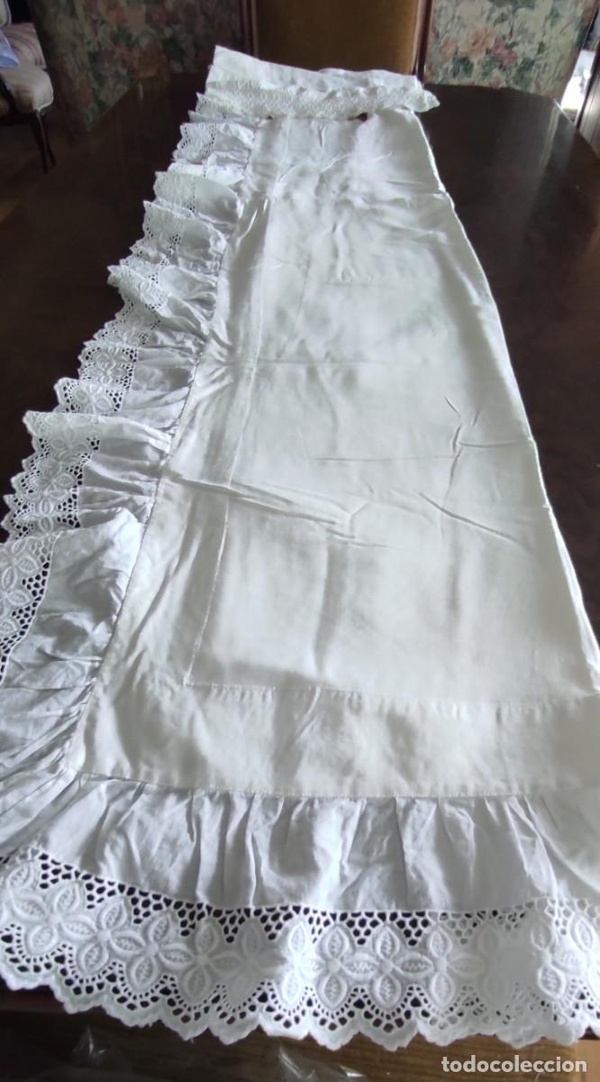 Antig&uuml;edades: ANTIGUA SABANA C0N FUNDA CON GRAN VOLANTE Y PUNTILLA DE ENCAJE. COLOR BLANCA.
