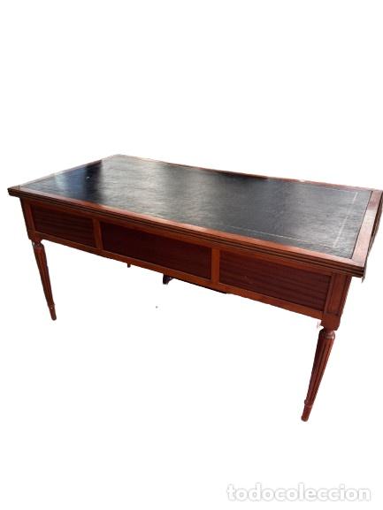 Antig&uuml;edades: Mesa de escritorio de despacho antigua con tapete de piel