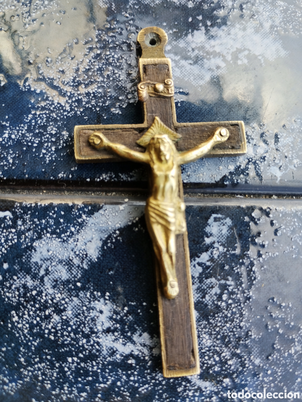 Antig&uuml;edades: Antigua cruz pectoral conventual(Cruz de monja)-Madera noble y bronce -S.XIX-7cm x3,5cm-Completa-